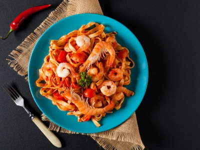 pasta con mariscos en salsa roja